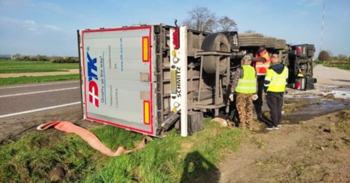 ukrainski-kierowca-zasnal-za-kolkiem-–-ciezarowka-w-rowie!-akcja-ratunkowa-trwa