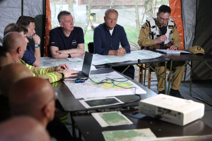 tusk-podczas-odprawy-ze-sluzbami-zapowiada-surowe-kary-za-podpalenia.-„to-moze-byc-akt-zdrady”