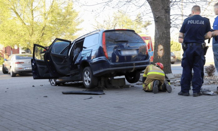 dramatyczna-kolizja-w-komprachcicach!-ukraina-autem-staranowal-lawke-–-jak-doszlo-do-wypadku?