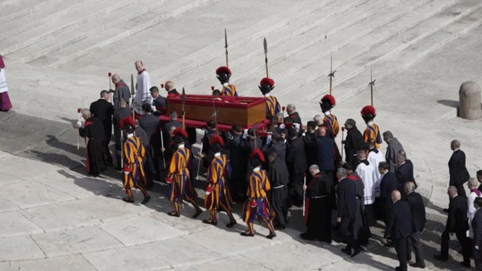 trumna-z-cialem-franciszka-dotarla-do-miejsca-pochowku