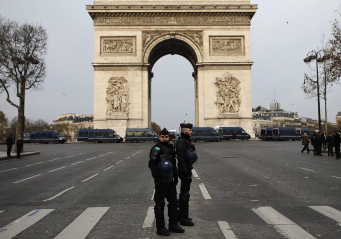 paryska-policja-sprawdza-informacje-o-eksplozji-w-centrum-miasta