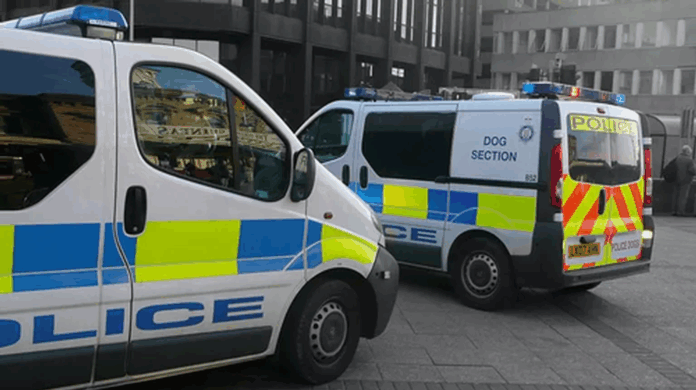 w-leeds-w-wielkiej-brytanii-mezczyzna-z-kusza-i-bronia-zaatakowal-przechodniow