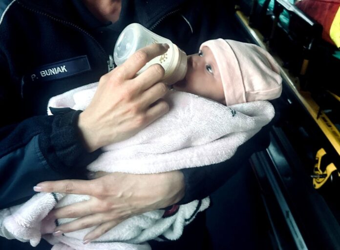 niemowle-w-wozku-obok-butelek-po-alkoholu-–-policja-zatrzymala-pijana-ukrainke