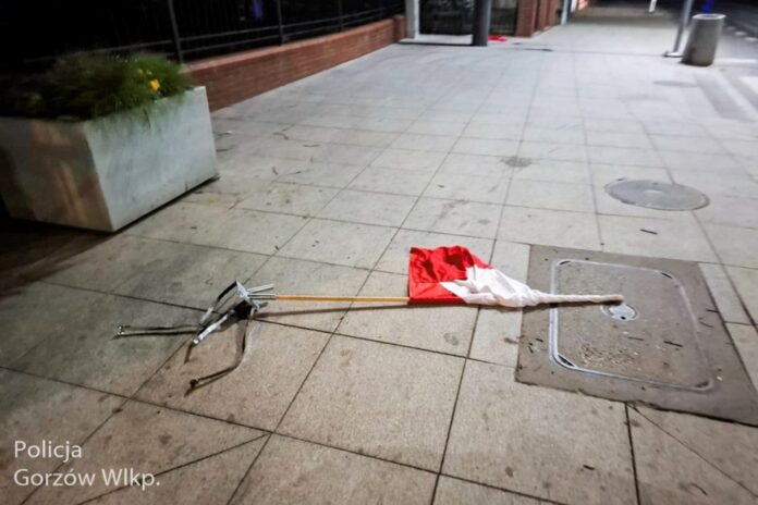 gorzow-wielkopolski:-22-latek-zniszczyl-polskie-flagi.-policja-ukrywa-jego-narodowosc gorzow-wielkopolski:-22-latek-zniszczyl-polskie-flagi.-policja-ukrywa-jego-narodowosc