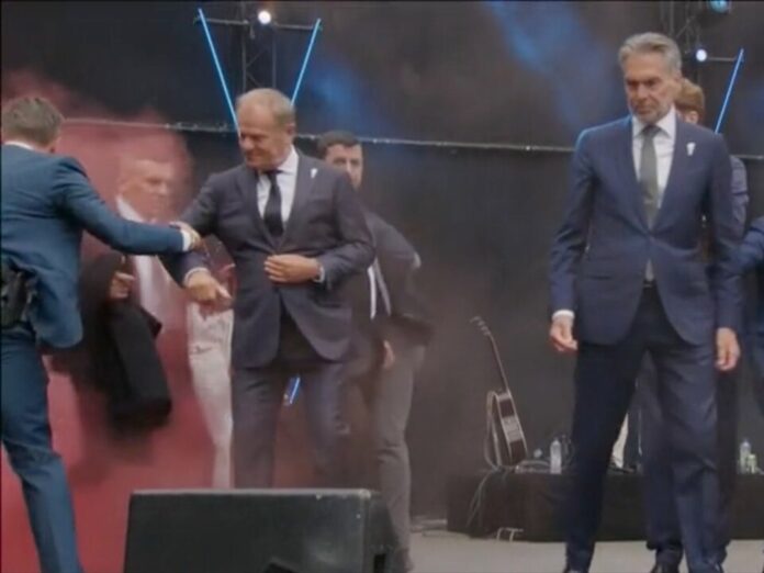 tusk-ewakuowany-ze-sceny-podczas-uroczystosci-upamietniajacych-80.-rocznice-wyzwolenia-holandii