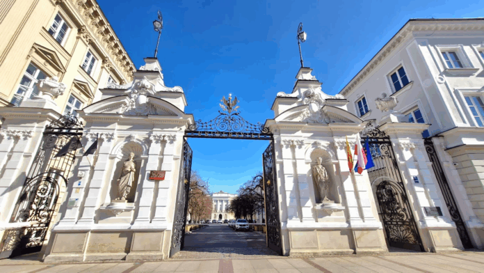 makabryczna-zbrodnia-na-uw:-szokujace-napisy-na-drzwiach-mieszkania-sprawcy