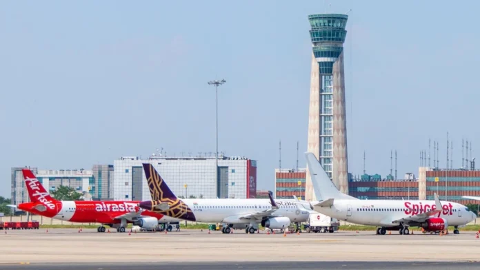 delhi-airport-flight-disruptions:-97-flights-cancelled,-150-delayed