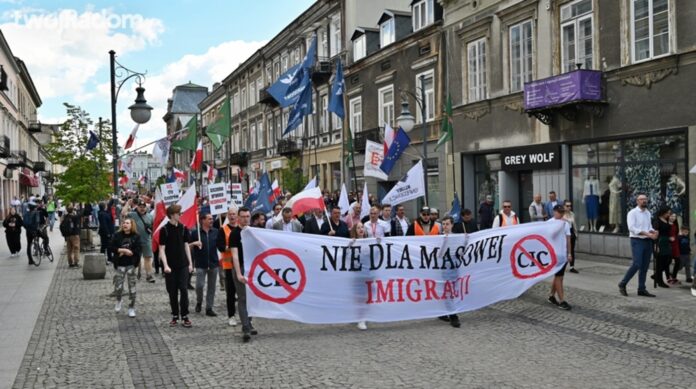 „polska-dla-polakow”-–-mlodziez-wszechpolska-postuluje-masowa-deportacje-imigrantow