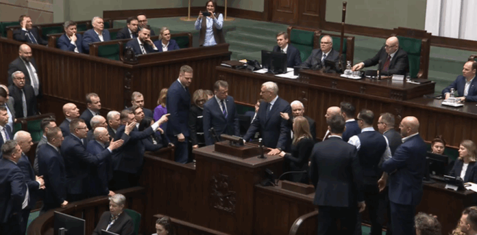 ostateczna-decyzja-ws-poslow-pis.-kary-za-okrzyki-„morderca”-w-strone-giertycha-utrzymane