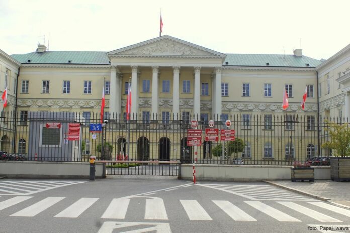 „puszczaj-mnie!”-dantejskie-sceny-na-sesji-rady-warszawy:-lokatorzy-silowo-zatrzymani-przed-wejsciem „puszczaj-mnie!”-dantejskie-sceny-na-sesji-rady-warszawy:-lokatorzy-silowo-zatrzymani-przed-wejsciem