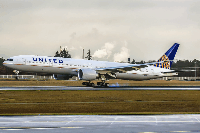 united-flight-with-777-makes-emergency-landing-at-los-angeles united-flight-with-777-makes-emergency-landing-at-los-angeles