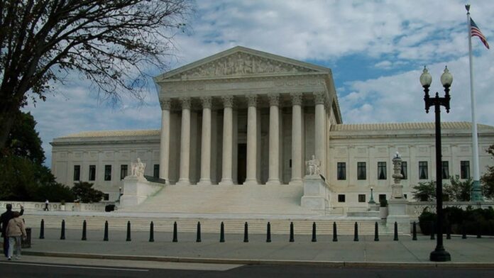 sad-w-usa-skazal-mezczyzne,-ktory-zaatakowal-brytyjskiego-pisarza-rushdiego