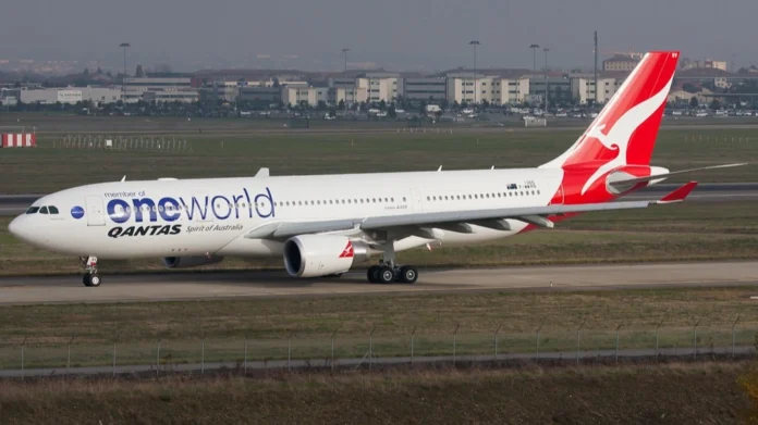 qantas-business-class-passengers-who-paid-$15,000-not-served-meal