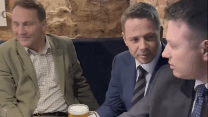 piwo-trzaskowskiego-i-mentzena-przerwane-okrzykami.-spotkanie-z-sikorskim-wywolalo-burze piwo-trzaskowskiego-i-mentzena-przerwane-okrzykami.-spotkanie-z-sikorskim-wywolalo-burze