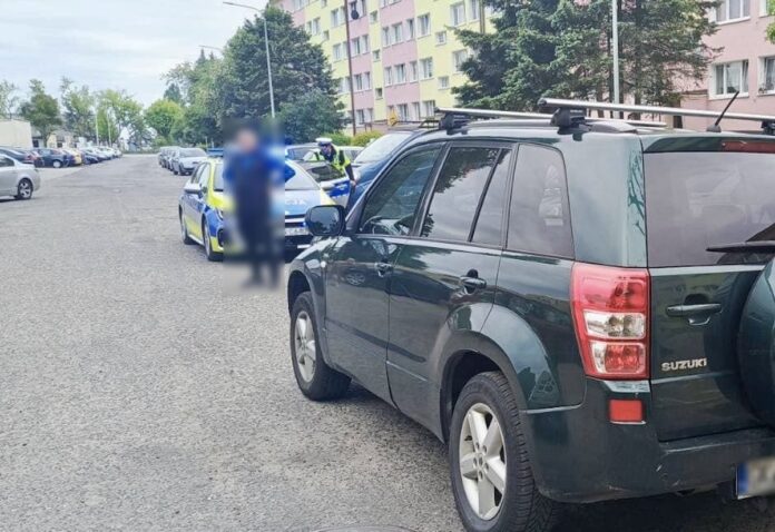 slupsk:-ojciec-i-syn-zatrzymani-za-jazde-po-alkoholu.-chcieli-„nauczyc-sie-parkowac”