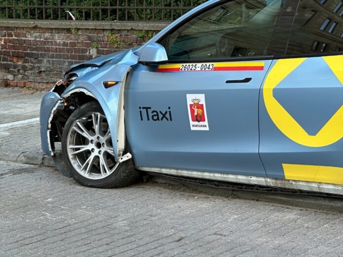 rajd-tesla-po-warszawie:-kierowca-zniszczyl-przystanek-i-uciekl!