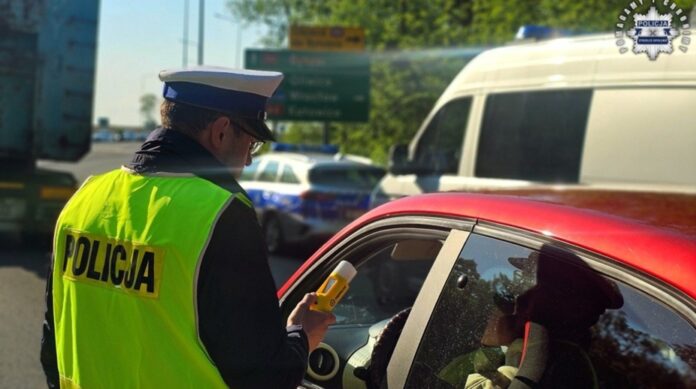 ukrainiec-zatrzymany-z-2,5-promila-alkoholu-w-organizmie.-jechal-cala-szerokoscia-jezdni