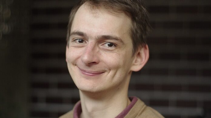 jas-kapela-w-kampanii-trzaskowskiego:-„tylko-teczowy-rafal-zapewni-stypendia-artystom”