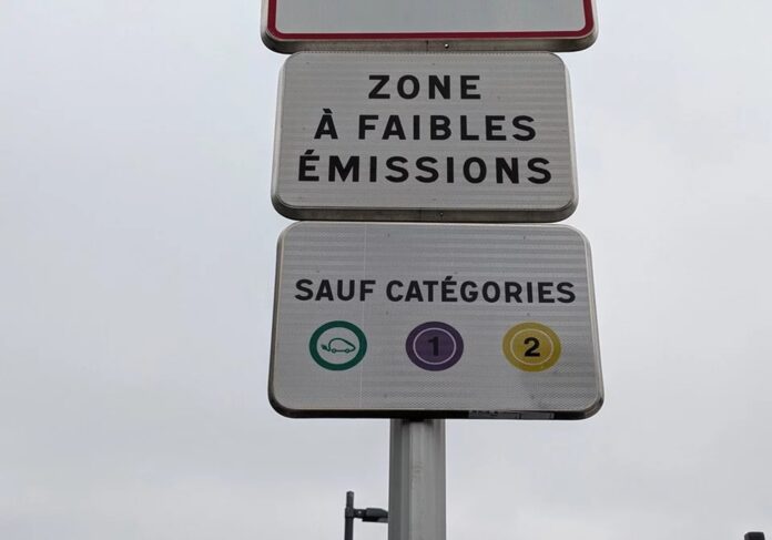 francja-znosi-strefy-niskiej-emisji.-zfe-znikaja-–-co-to-oznacza-dla-klimatu-i-transportu?