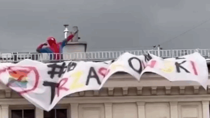 „spider-man”-kontra-trzaskowski-–-happeningi-polityczne-hitem-sieci?-milicja-tuska-wkracza-do-akcji „spider-man”-kontra-trzaskowski-–-happeningi-polityczne-hitem-sieci?-milicja-tuska-wkracza-do-akcji