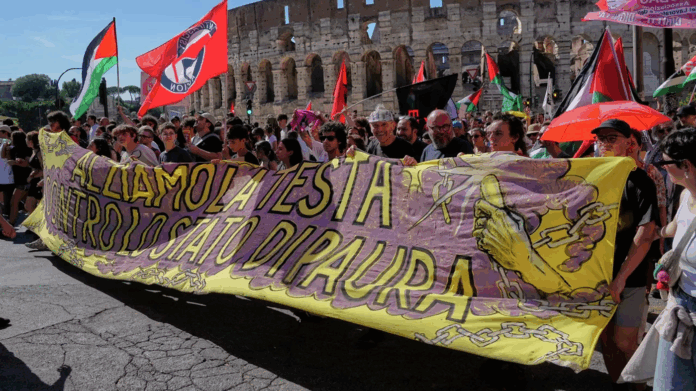 w-rzymie-odbyly-sie-protesty-przeciwko-„dekretowi-bezpieczenstwa” w-rzymie-odbyly-sie-protesty-przeciwko-„dekretowi-bezpieczenstwa”
