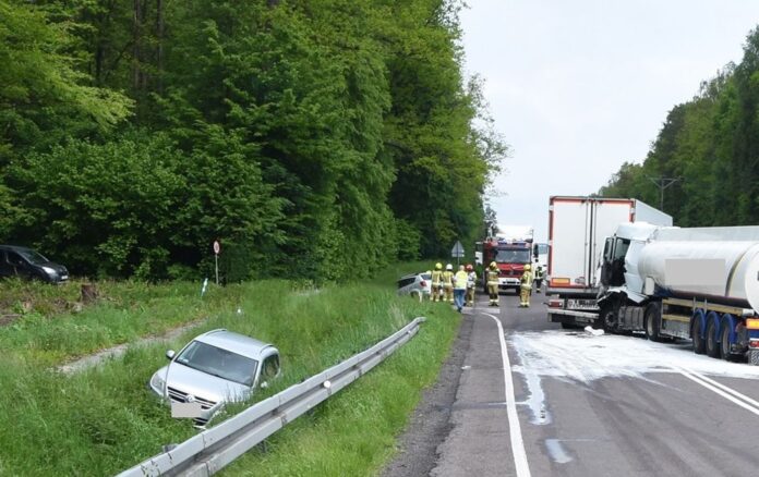 ukrainiec-uderzyl-w-ciezarowke-i-spowodowal-karambol-na-dk-17-w-dabrowie-tarnawackiej