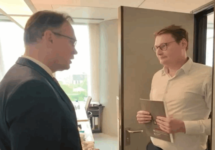 mularczyk-wreczyl-niemieckiemu-europoslowi-ktory-grozil-polsce-ksiazke-o-ii-wojnie-swiatowej mularczyk-wreczyl-niemieckiemu-europoslowi-ktory-grozil-polsce-ksiazke-o-ii-wojnie-swiatowej