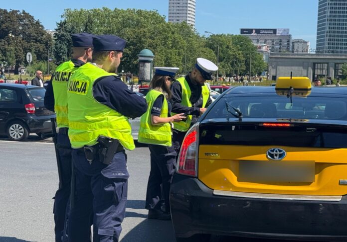 bezpieczne-przewozy-2025:-policja-w-akcji-–-tysiace-kontroli,-zatrzymania-i-mandaty