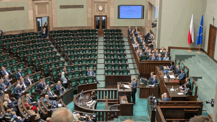 puste-lawy-pis-podczas-expose-tuska