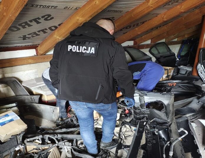 policja-z-pomorza-rozbila-szaje-cudzoziemcow-zajmujaca-sie-kradzieza-luksusowych-aut