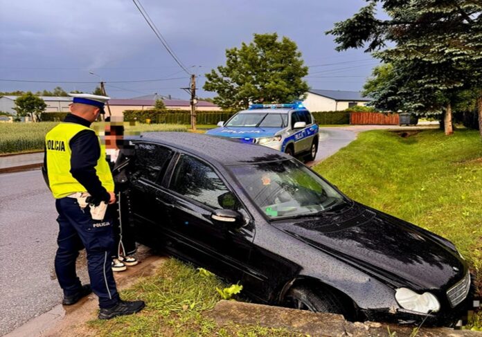 piaseczno:-ukrainiec-bez-uprawnien-wypadl-z-drogi piaseczno:-ukrainiec-bez-uprawnien-wypadl-z-drogi