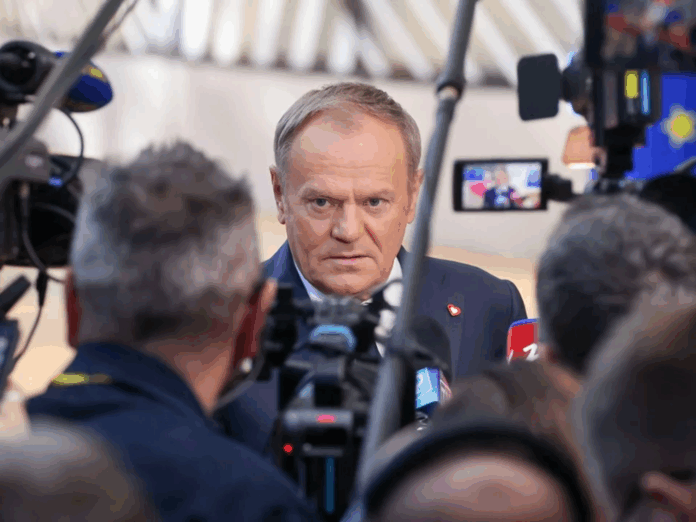 tusk-o-polsce-i-iranie:-porownanie-dwoch-drog-rozwoju.-czy-demokracja-to-gwarancja-sukcesu?