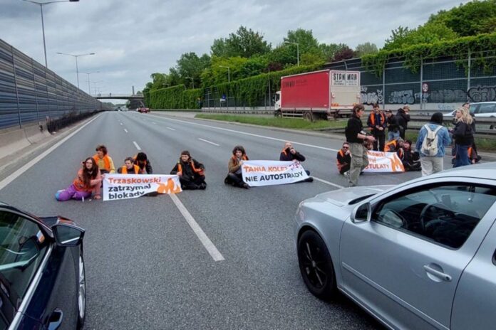 ostatnie-pokolenie-blokuje-warszawe.-protest-po-odwolanym-spotkaniu-z-trzaskowskim