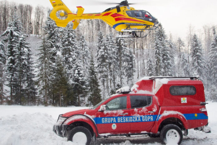 grozny-wypadek-w-karkonoszach.-poszkodowany-przetransportowany-helikopterem