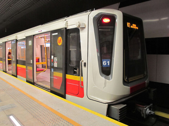 potezny-pozar-w-metrze-paralizuje-warszawe.-sluzby-walcza-z-ogniem,-utrudnienia-potrwaja