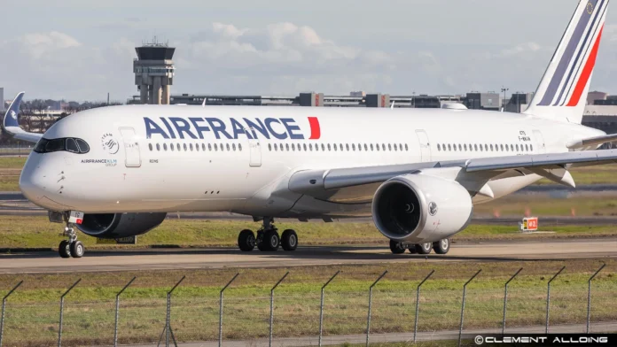 air-france-passenger-detained-at-paris-after-she-harasses-attendant air-france-passenger-detained-at-paris-after-she-harasses-attendant