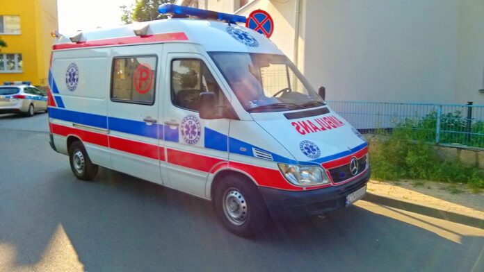 tragedia-w-jaworznie-80-latek-nie-zyje-na-basenie,-ewakuowano-30-osob.