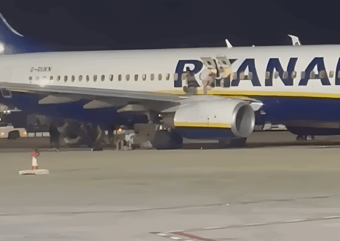 ryanair-boeing-737-fire-triggers-wing-evacuation-at-palma-airport,-18-injured ryanair-boeing-737-fire-triggers-wing-evacuation-at-palma-airport,-18-injured