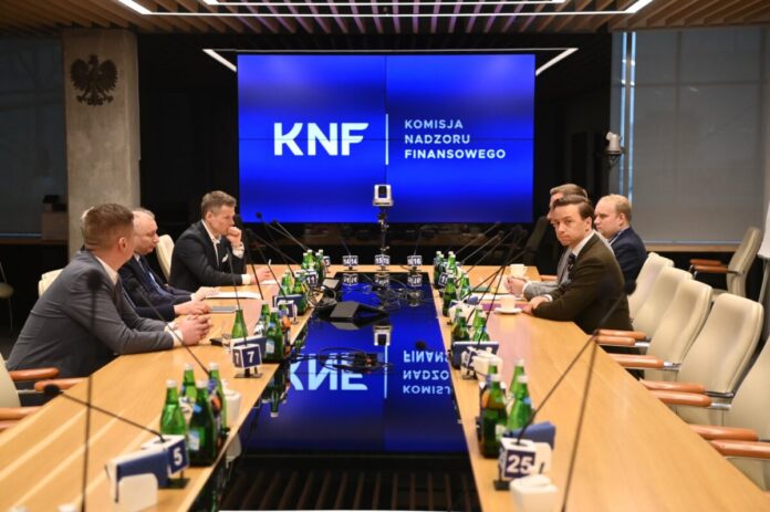 knf-bije-na-alarm!-polacy-masowo-traca-pieniadze.-oszusci-maja-nowa,-grozna-bron