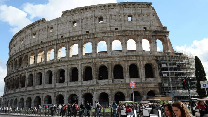 rzym-sie-gotuje.-turysci-mdleja,-zwiedzanie-wiecznego-miasta-staje-sie-koszmarem