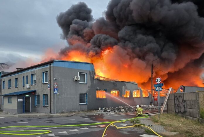 gigantyczny-pozar-w-minsku-mazowieckim.-plonie-hala-z-tworzywami-sztucznymi