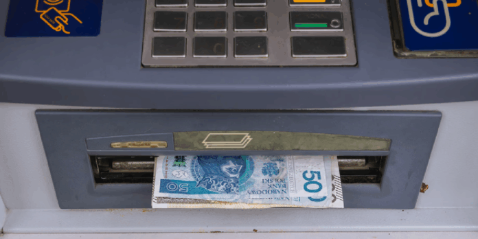 polacy-masowo-wyplacaja-gotowke-z-kont.-to-poczatek-konca-ery-bankow-w-polsce?