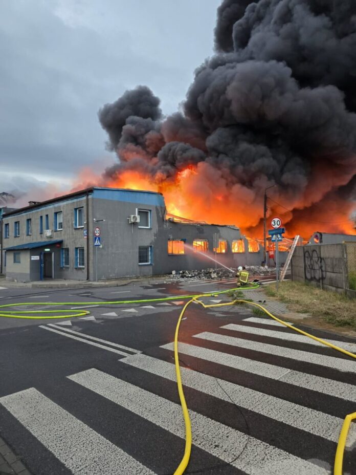 ogromny-pozar-w-minsku-mazowieckim-czy-to-podpalenie.-dym-widoczny-z-kilometrow