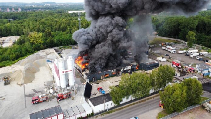 kolejny-duzy-pozar-hali-produkcyjno-magazynowej.-trwa-walka-z-ogniem-w-siemianowicach-slaskich