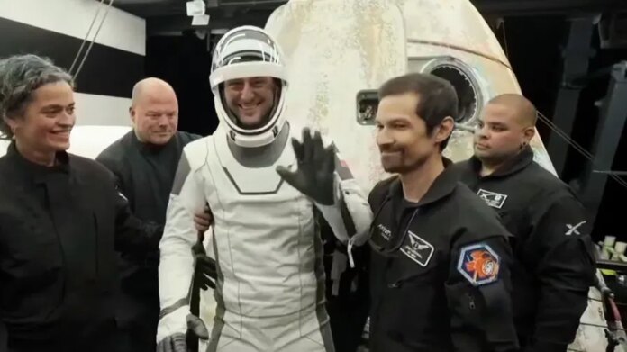 kapsula-kosmiczna-z-polakiem-na-pokladzie-wrocila-na-ziemie