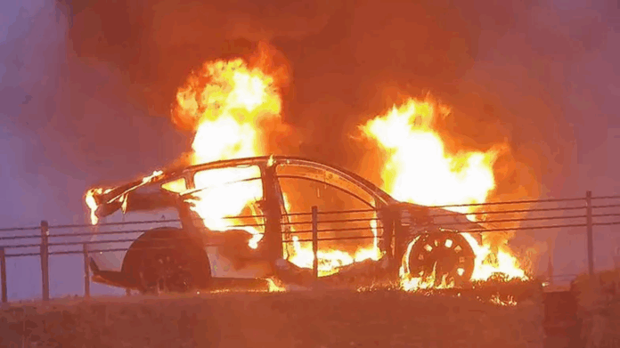 podpalil-tesle-warta-100-tys-zl.-mezczyzna-zatrzymany,-w-tle-narkotyki-i-zarzuty