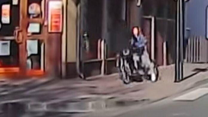 dwie-rowerzystki-wjechaly-w-siebie.-kolizja-na-chodniku