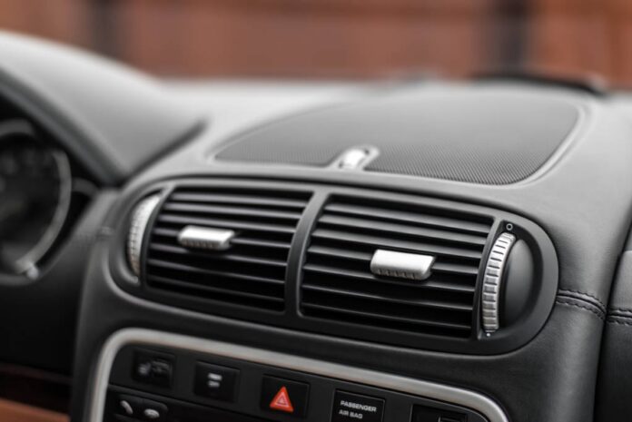 czarna-plesn-w-aucie?-wdychasz-ja-z-klimatyzacji!-pilny-poradnik-dla-kierowcow.