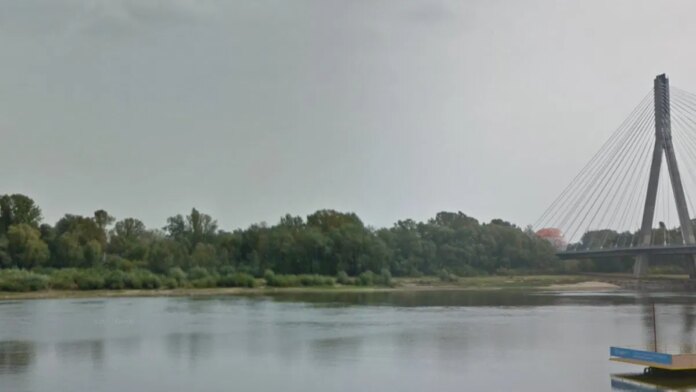 para-przylapana-w-warszawie,-na-brzegu-wisly-w-dzien