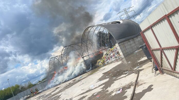 ogromny-pozar-w-warszawie-alarm-w-stolicy.-interweniuje-straz-chemiczna